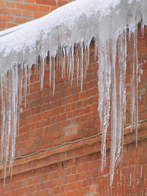 Odśnieżanie dachów Kraków – usuwanie sopli i lodu z wysokości | SkyHigh